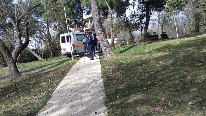 FOTO/Aktivisti denoncon: Prindi aksidentohet te këndi i lojërave, Veliaj mbjell pemë