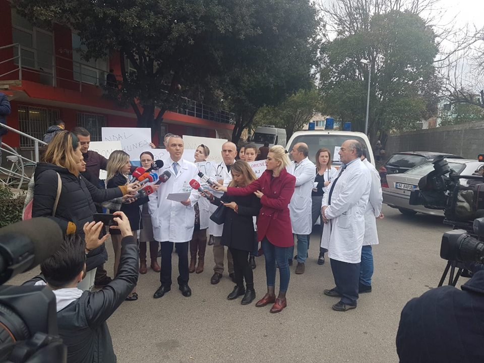 Dhuna në QSUT, reagon PD: Mjekët janë viktima, përgjegjës është ministria