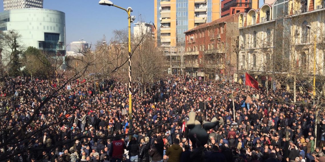 LAJM I FUNDIT/AKEP fik sinjalin e telefonisë celulare në sheshin ku ndodhen protestuesit