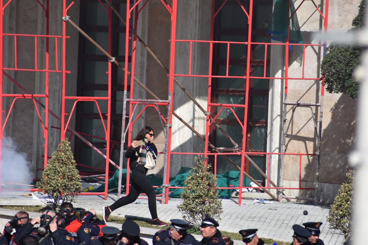 FOTO/ Gazsjellës përballë rinisë protestuese