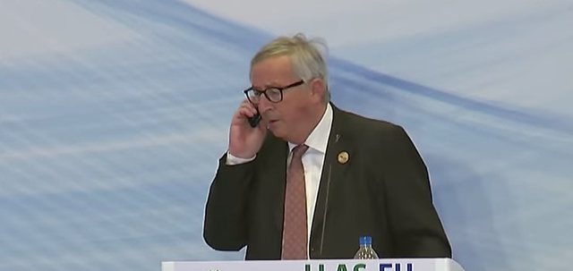 VIDEO/Prapë Juncker, këtë herë arsyeja pse salla shpërthen në të qeshura është epike