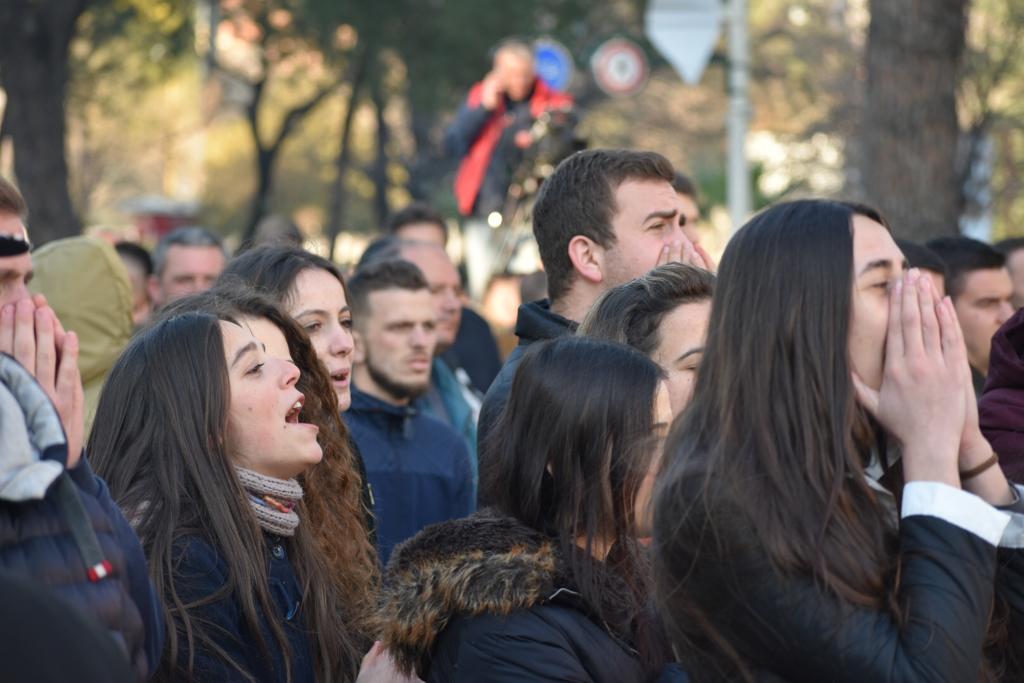 FOTO/ Gazsjellës përballë rinisë protestuese