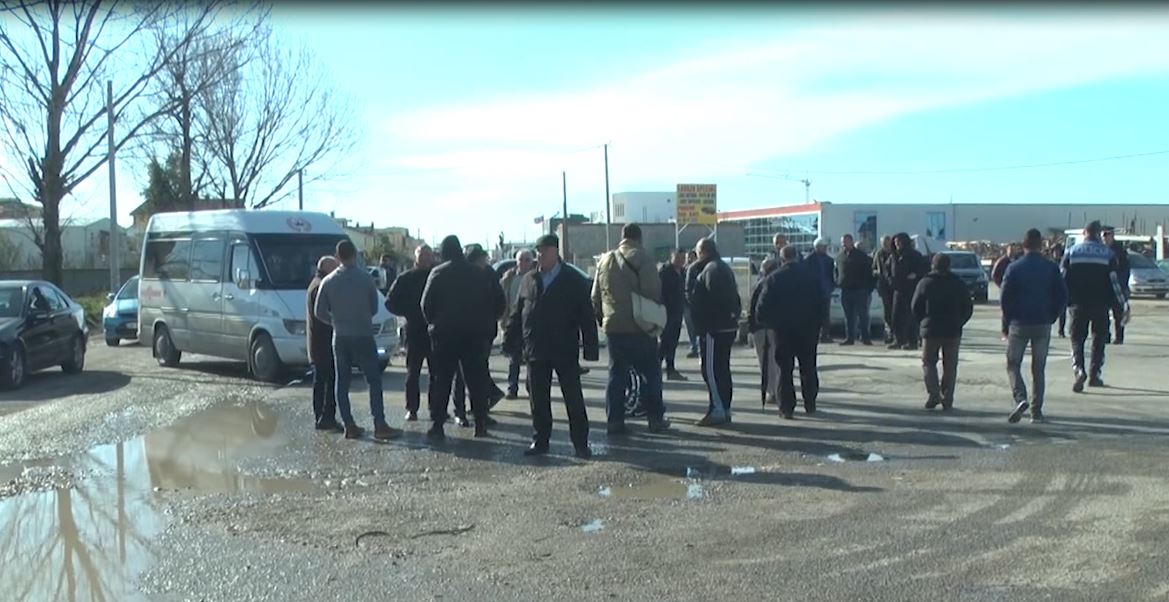 “Ne do të bllokojmë rrugën”/ Banorët në protestë: Rregulloni rrugën Durrës-Shijak ose…