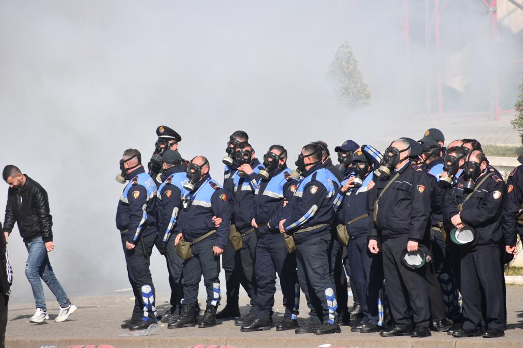 FOTO/ Gazsjellës përballë rinisë protestuese