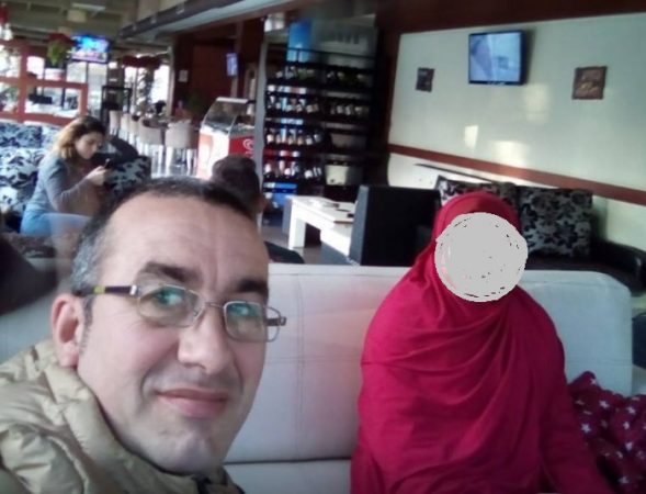 FOTO/Gardisti vrau bashkëshorten, gruaja ishte e mbuluar me shami