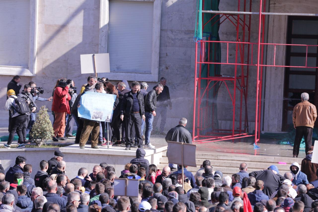 LIVE: Tensionohet sërish situata mes policisë dhe protestuesve