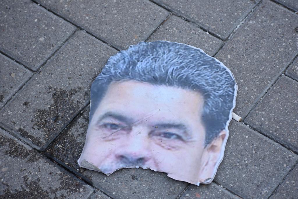 FOTO/ Gazsjellës përballë rinisë protestuese