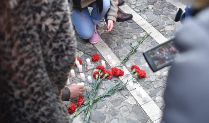 ‘Funerali i Rilindjes’, të rinjtë e FRPD ndezin qirinj dhe vendosin lule para Parlamentit