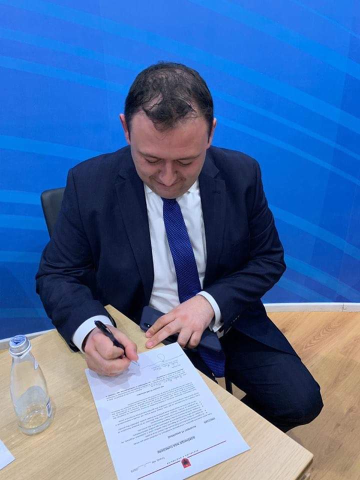 FOTO/ Deputetët e PD-së firmosin për largimin nga Kuvendi