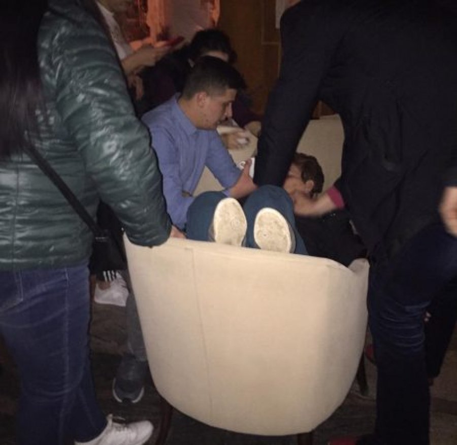 VIDEO/ Momente paniku, një grua pa ndjenja, një burrë rënkon