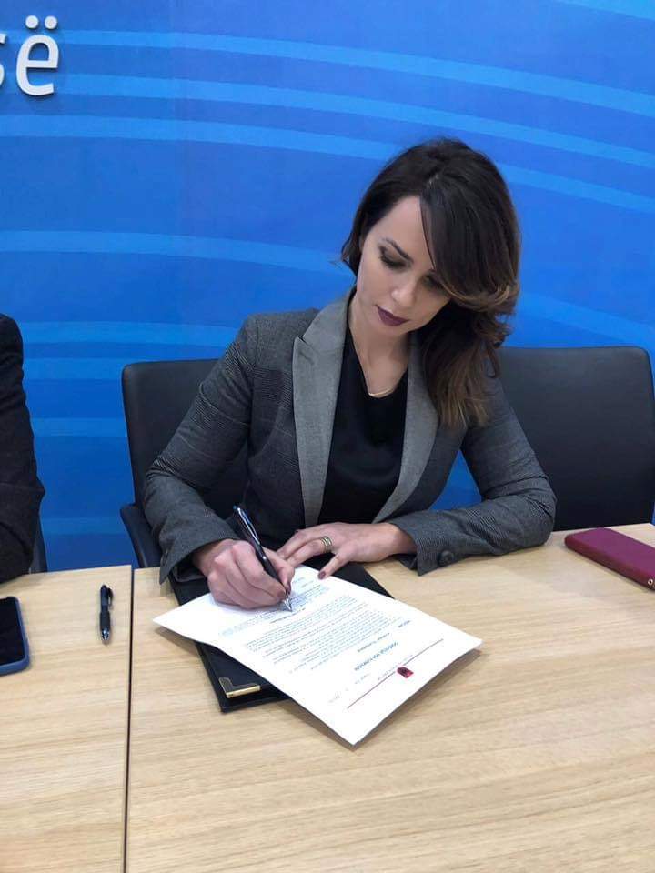 FOTO/ Deputetët e PD-së firmosin për largimin nga Kuvendi