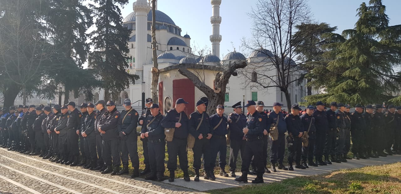 Policët formojnë kordonin, Basha mesazh para protestës: Mandatet i janë kthyer popullit