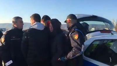 Tensione mes protestuesve dhe policisë, fotografohet lista e udhëtarëve