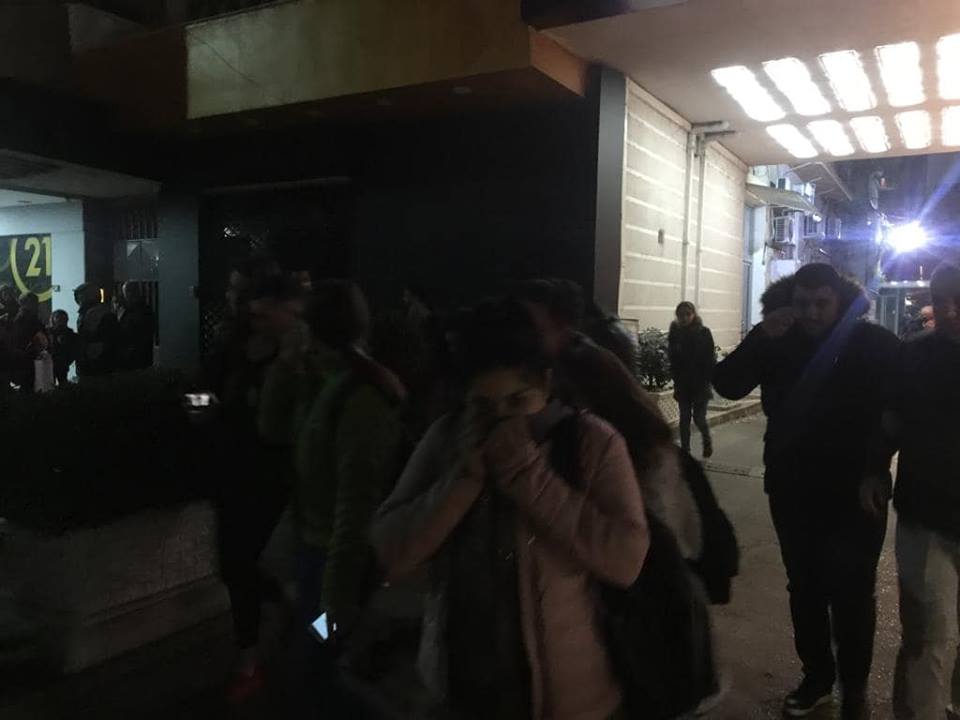 FOTO/ Gazi lotsjellës, helmohen nxënësit e shkollës ekonomike