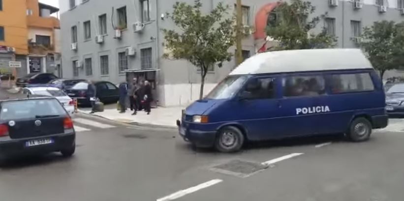 Përdhunimi i 13-vjeçares, zhvillohet seanca me dyer të mbyllura për 8 adoleshentët në Durrës