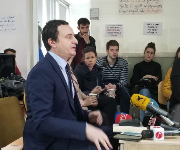 Albin Kurti bashkëbisedim me studentët e Shkencave sociale, mesazhi i tij për protestën
