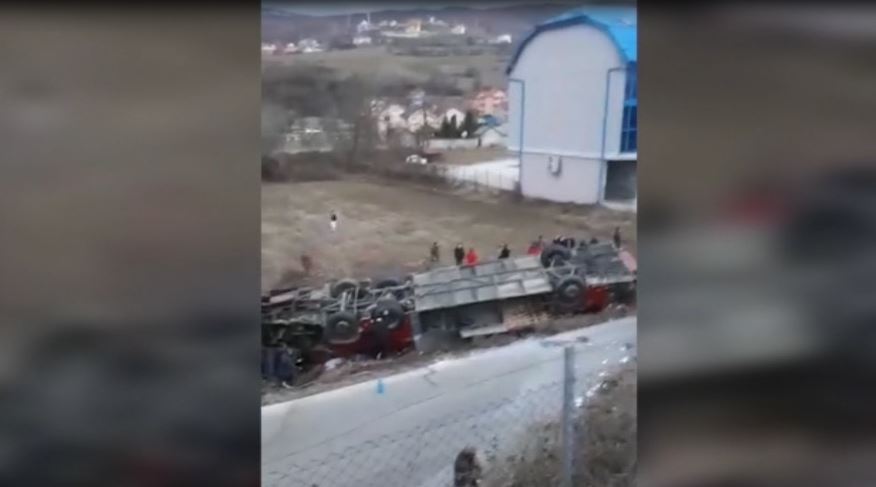 LAJMI I FUNDIT/ Përmbyset autobusi në autostradë, bllokohen pasagjerët