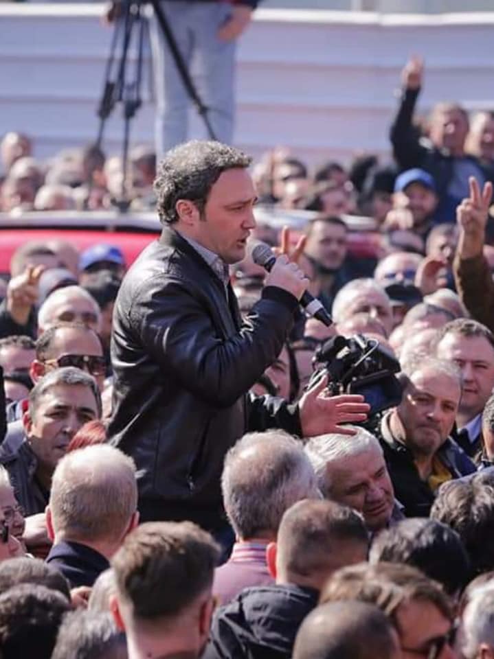 Ironia e Bardh Spahisë: “Të ndihmojmë viktimën kryeministër”