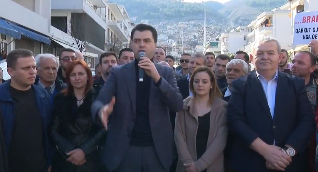 VIDEO/Basha në shesh me gjirokastritët: Do ju shtrij dorën, nuk do ju vë këmbën