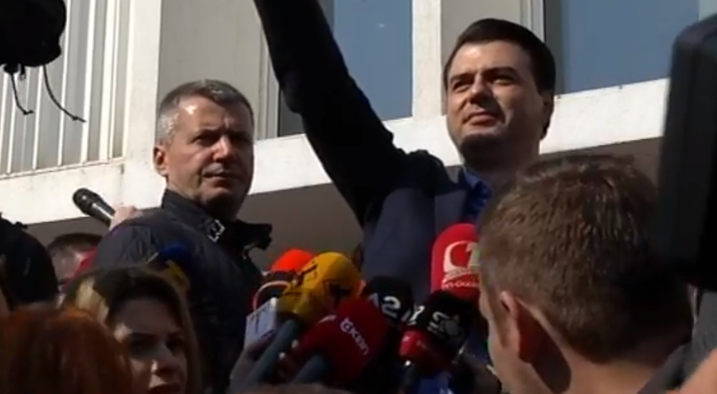 VIDEO/’Mirë se vini në shtëpinë e lirisë’, Basha bashkë me protestuesit në selinë e PD