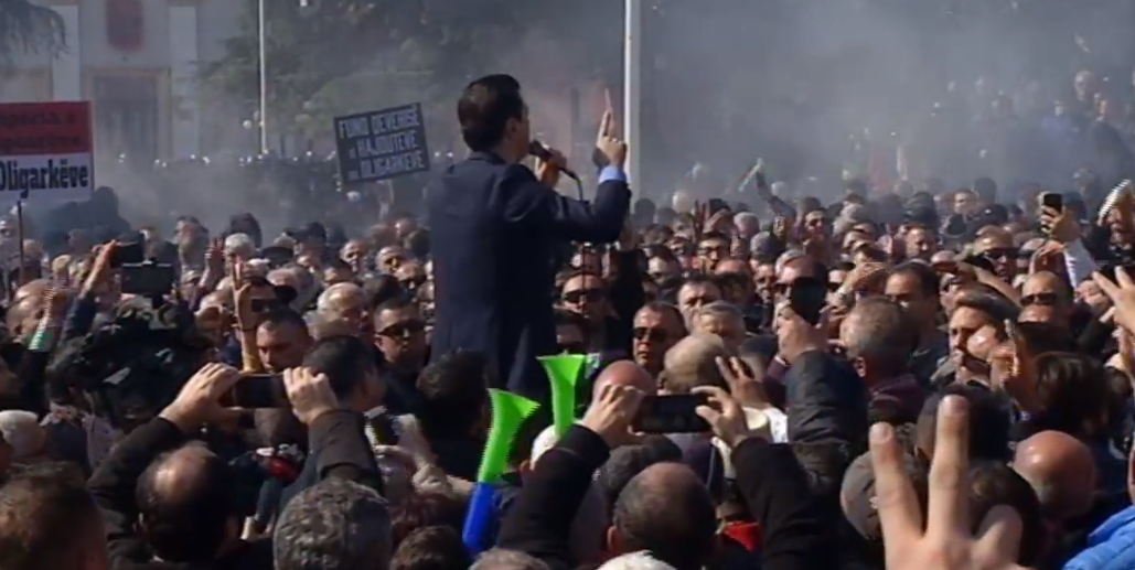 VIDEO/’Ejani të dorëzojmë mandatet’, protestuesit shoqërojnë Bashën dhe deputetët drejt Kryesisë