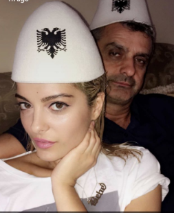 ”Babai më urren”, Bebe Rexha zbulon mesazhin që mori për videoklipin erotik