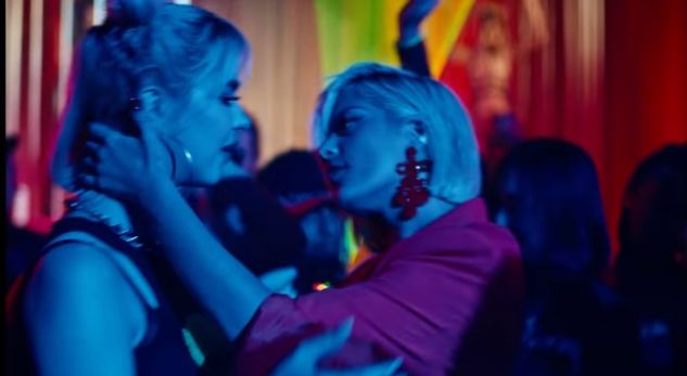 VIDEO/Kënga me videoklipin e nxehtë, Bebe Rexha: Babai nuk me flet akoma për shkak të skenave