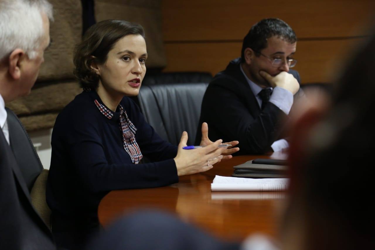 FOTO/Dështojnë takimet e ministres, Shahini ‘stacionohet’ në rrjetet sociale