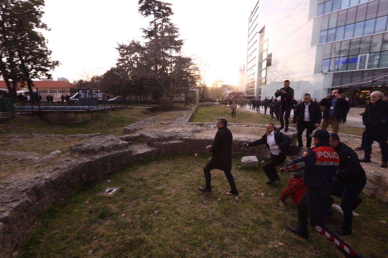 FOTO/ Ja si i shpetoi Blendi Klosi ‘arrestimit’ nga protestuesit