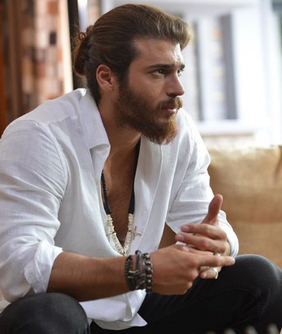 FOTO/ Aktori shqiptar shpallet mashkulli i vitit në Turqi