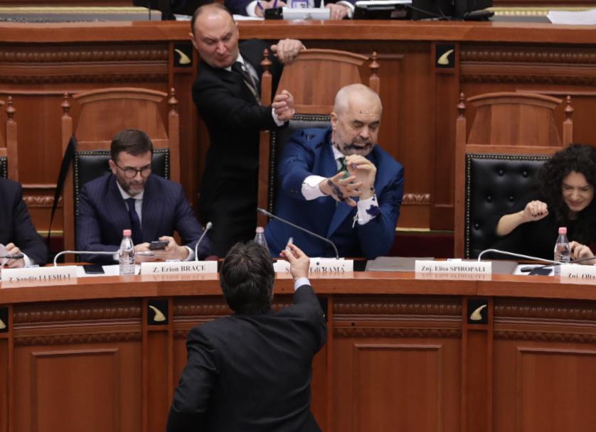 VIDEO/Tensione në Kuvend, Rama ofendon Bashën, Paloka e spërkat me bojë