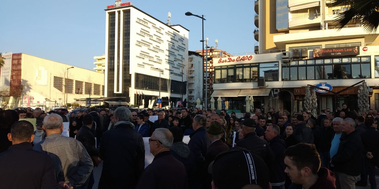 VIDEO/Një javë para protestës së opozitës, qytetarët bllokojnë rrugët kryesore në Vlorë dhe Paskuqan
