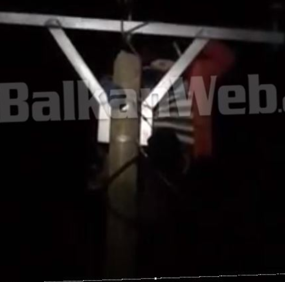Humbi jetën për shkak të rrymës, policia dhe OSHEE e lënë 4 orë në majë të shtyllës