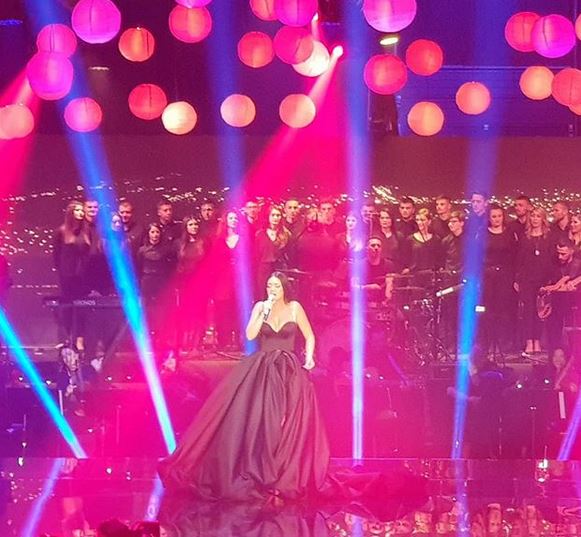 VIDEO/”Elvana na mrekullove”, këngëtarja mbërthen publikun në koncertin e Pavarësisë