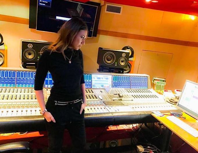 FOTO/’Kokën lart Elvana’…VIP-at i dalin në mbështetje këngëtares pas reagimit