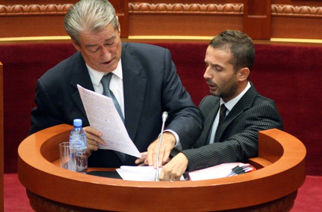 Braçe shpërndan denoncimin e Berishës: Ka një të vërtetë brenda…