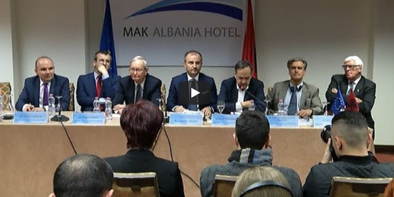 Eurodeputetët në Tiranë, Fleckenstein humbet durimin: Zgjidhini vetë problemet, nuk ndërhyjmë