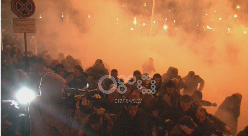 VIDEO/ Gaz lotsjellës, ja si policia sulmon shqiptarët