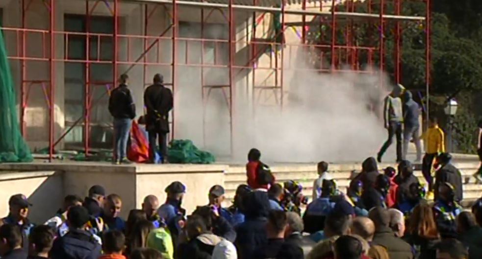 Deputeti i PD: Prokuroria të fillojë menjëherë hetimet për reagimin ekstrem të policisë