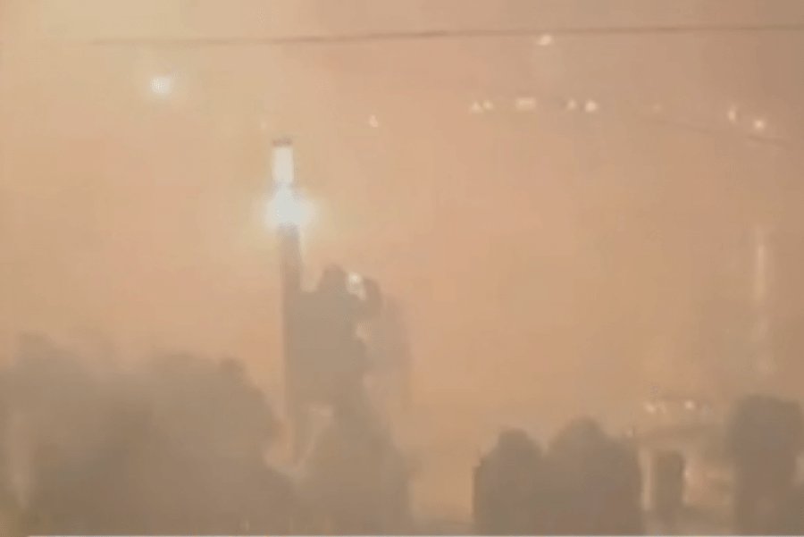 Kryemadhit i hidhet gaz lotsjellës tek këmbët, mbërrin edhe autoboti me ujë