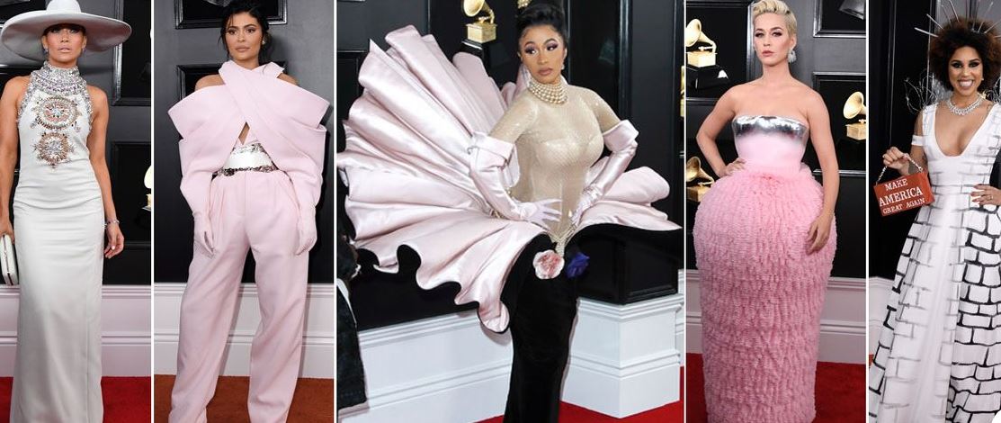 FOTO/’Ndërtojeni murin’ këngëtarja vesh fustanin e çuditshëm frymëzuar nga deklaratat e Trump