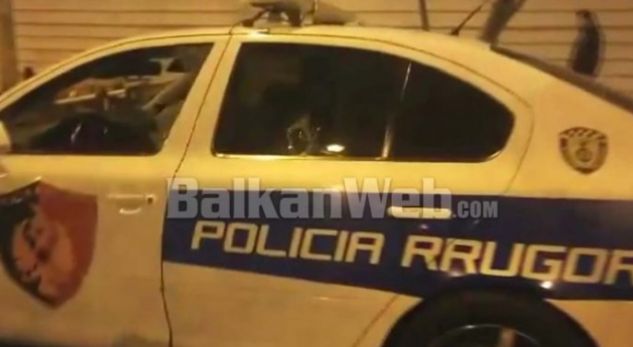 Pas gazit lotsjellës protestuesit “masakrojnë” makinën e shefit të policisë