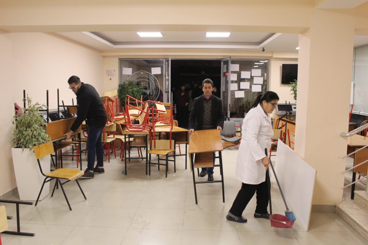 Studentët i japin fund ngujimit te Juridiku, heqin barrikadat me karrige