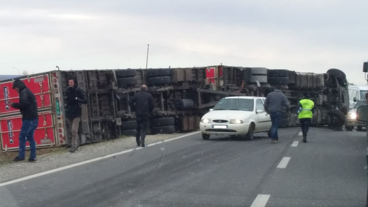 FOTO/ Furtuna nuk ndalet, përmbys një tjetër kamion