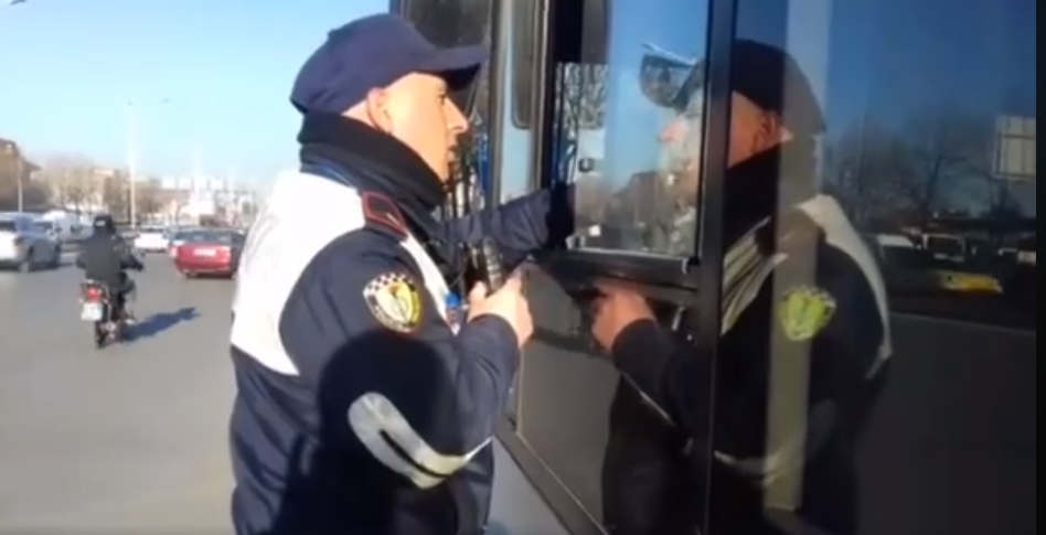 VIDEO/Pranga shoferit në Tiranë, drejtonte autobusin e linjës në gjendje të dehur