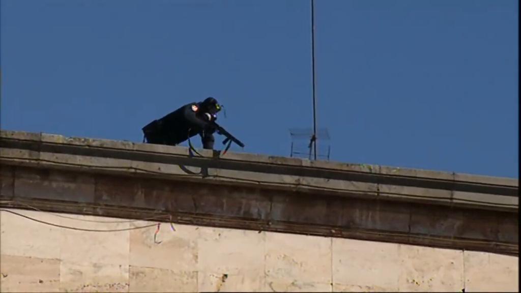 FOTO/Policia qëllon mbi protestuesit, PD thirrje Lleshajt: Ndalo provokimin