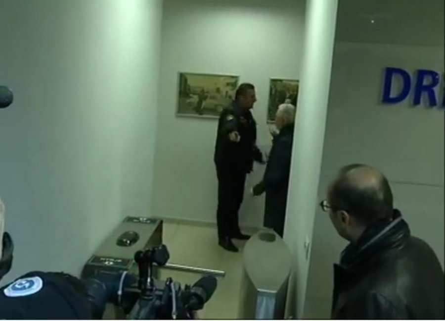 VIDEO/ Plas brenda Policisë së Tiranës, përleshje mes policëve dhe deputetëve