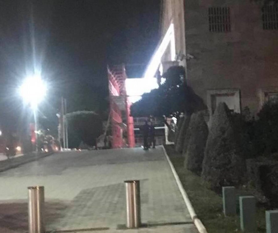 FOTO/ Frikë dhe panik nga protesta e 16 Shkurtit, nis ‘fortifikimi’ i kryeministrisë