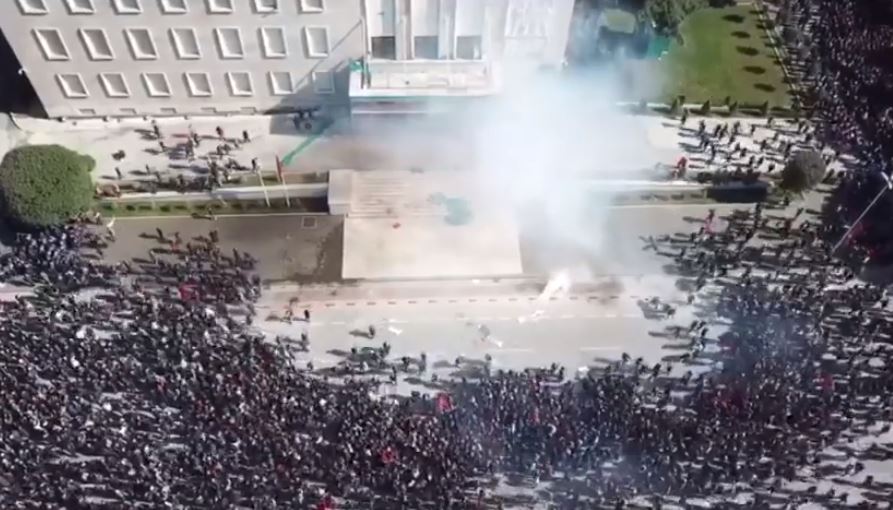 VIDEO/Sulmi me gaz lotsjellës për të përçarë protestuesit, 15 persona të shtruar në spital