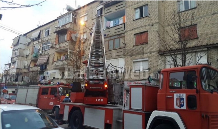 Tiranë, zjarri në banesë plagos babë e bir